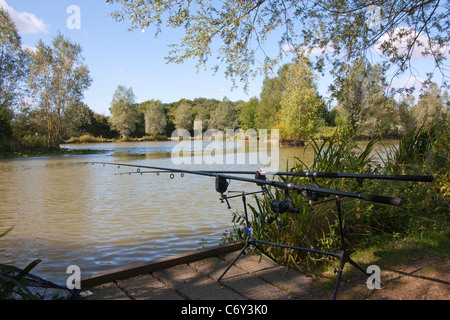 Angeln am Ufer des Flusses auf einem Ständer Stockfoto