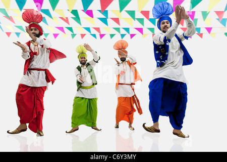 Sikh-Männer tanzen Stockfoto