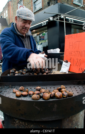 Mann Chesnuts zu verkaufen Stockfoto