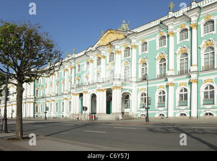 Blick zum Winterpalast von Neva Flussseite, St. Petersburg, Russland Stockfoto