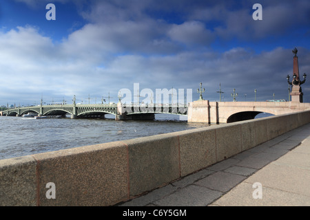 Blick auf Trinity Bridge in St. Petersburg aus dem Palast Damm Stockfoto