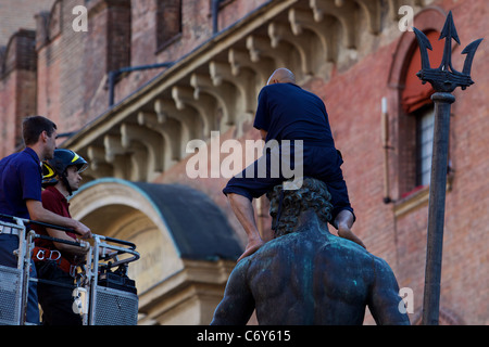 IT: Bologna, kletterte ein marokkanischer Flüchtling auf der Nettuno Statue in Piazza Maggiore, protestieren für die Aufenthaltserlaubnis. Stockfoto