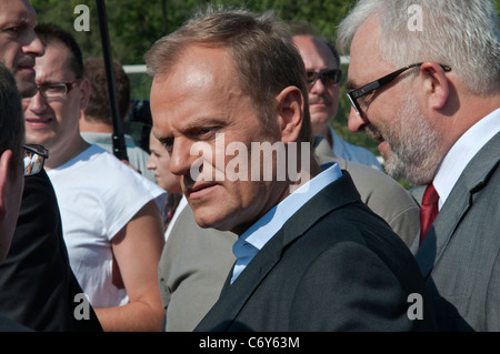 Premierminister von Polen Donald Tusk mit Menschenmenge, Eröffnung der neuen Redzinski-Brücke am 27. August 2011 in Wrocław, Polen Stockfoto