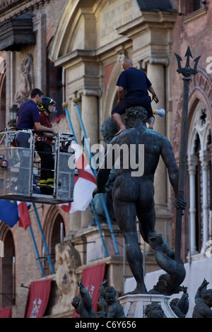 IT: Bologna, kletterte ein marokkanischer Flüchtling auf der Nettuno Statue in Piazza Maggiore, protestieren für die Aufenthaltserlaubnis. Stockfoto