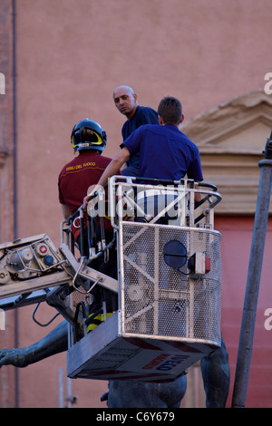 IT: Bologna, kletterte ein marokkanischer Flüchtling auf der Nettuno Statue in Piazza Maggiore, protestieren für die Aufenthaltserlaubnis. Stockfoto