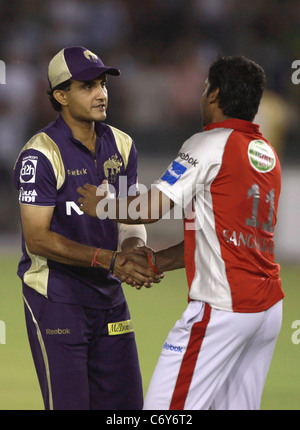 Kolkata Knight Riders Captain Sourav Ganguly schüttelt die Hand mit Kings XI Punjab Kapitän Kumar Sangakkara während der indischen Stockfoto