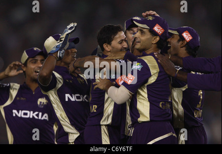 Kolkata Knight Riders Spieler Ajit Agarkar 3. Recht feiert nach der Einnahme von Wicket des Kings XI Punjab Player Yuvraj Singh Stockfoto