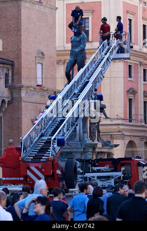 IT: Bologna, kletterte ein marokkanischer Flüchtling auf der Nettuno Statue in Piazza Maggiore, protestieren für die Aufenthaltserlaubnis. Stockfoto