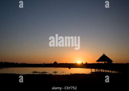 Sonnenuntergang über dem See & Hütte auf Stelzen, Kenia Stockfoto