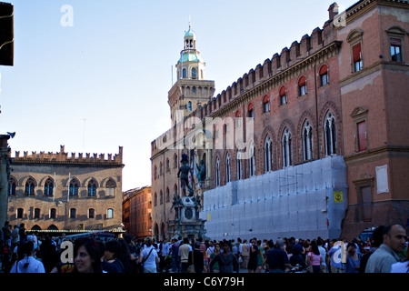 IT: Bologna, kletterte ein marokkanischer Flüchtling auf der Nettuno Statue in Piazza Maggiore, protestieren für die Aufenthaltserlaubnis. Stockfoto