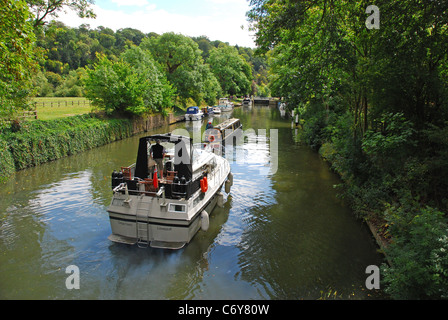 Sportboote Cookham Lock auf der Themse von den vorgelagerten Seite kommend Stockfoto