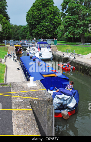 Boote auf der Durchreise Cookham Lock an einem sonnigen Nachmittag Stockfoto