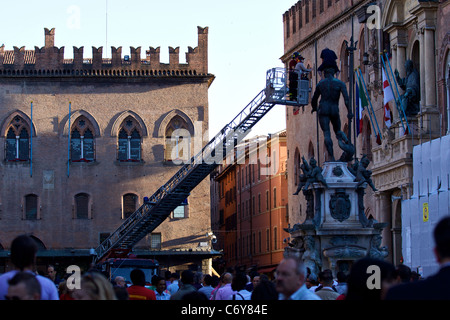 IT: Bologna, kletterte ein marokkanischer Flüchtling auf der Nettuno Statue in Piazza Maggiore, protestieren für die Aufenthaltserlaubnis. Stockfoto