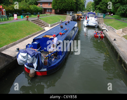 Boote auf der Durchreise Cookham Lock an einem sonnigen Nachmittag Stockfoto