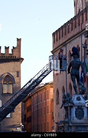 IT: Bologna, kletterte ein marokkanischer Flüchtling auf der Nettuno Statue in Piazza Maggiore, protestieren für die Aufenthaltserlaubnis. Stockfoto