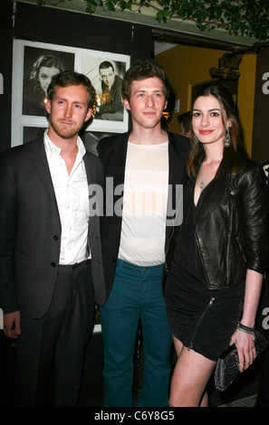 Anne Hathaway, Adam Shulman und Daryl Wein "Breaking Upwards" Premiere statt Silent Movie Theatre, Los Angeles anreisen, Stockfoto