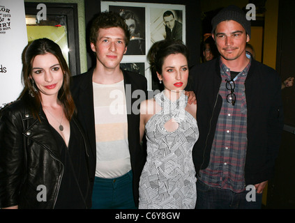 Anne Hathaway, Josh Hartnett, Zoe Lister-Jones und Daryl Wein "Breaking Upwards" Premiere im Silent Movie Theatre statt- Stockfoto