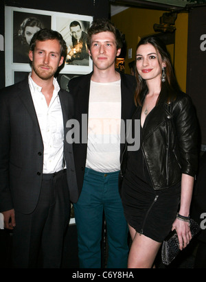 Anne Hathaway, Adam Shulman und Daryl Wein "Breaking Upwards" Premiere statt Silent Movie Theatre, Los Angeles anreisen, Stockfoto