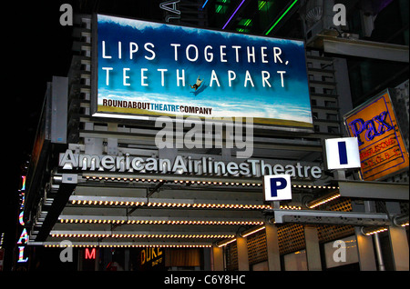 Das Festzelt für das jetzt verschoben am Kreisverkehr Theater Broadway-Produktion von Terrence McNallys "Lippen zusammen, Zähne auseinander" Stockfoto