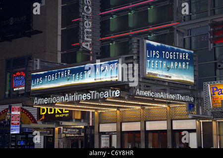 Das Festzelt für das jetzt verschoben am Kreisverkehr Theater Broadway-Produktion von Terrence McNallys "Lippen zusammen, Zähne auseinander" Stockfoto