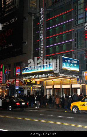 Das Festzelt für das jetzt verschoben am Kreisverkehr Theater Broadway-Produktion von Terrence McNallys "Lippen zusammen, Zähne auseinander" Stockfoto