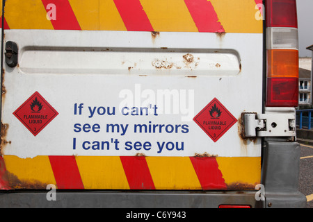 Eine Sicherheit Warnung Straßenschild an den hinteren Türen eines Ford Transit van. Stockfoto