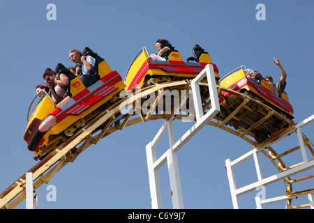 Eine Achterbahn am Pier von Brighton, Brighton, England, U.K Stockfoto