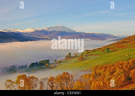 UK Schottland Tayside Perthshire Herbst Nebel über Loch Tummel und Berg Schiehallion Stockfoto