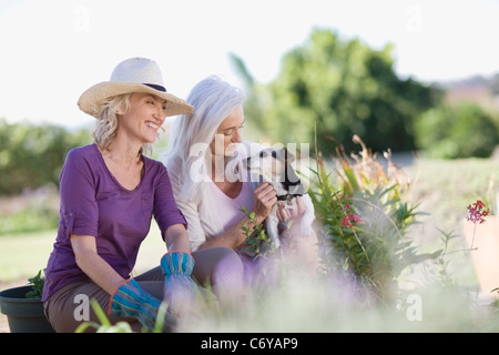 Ältere Frauen Garten gemeinsam zu prüfen Stockfoto