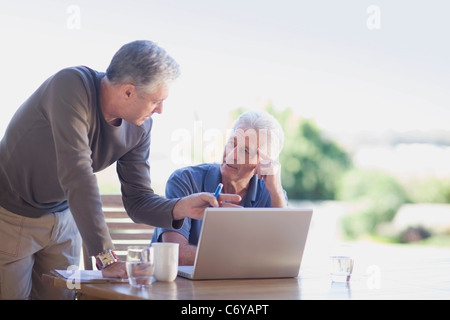 Ältere Männer mit Laptop zusammen Stockfoto