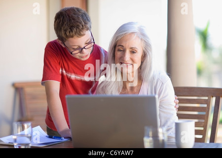Großmutter und Enkel mit laptop Stockfoto