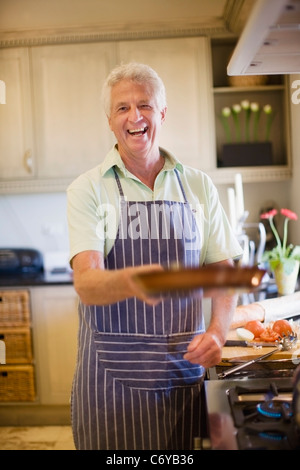 Älterer Mann in Küche Stockfoto