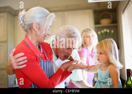 Familie, gemeinsames Kochen in der Küche Stockfoto