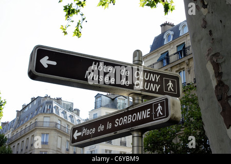 Ein Straßenschild in Paris zeigt Richtungen an der Sorbonne und Musee de Cluny Stockfoto