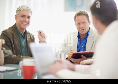 Unternehmer treffen reden Stockfoto