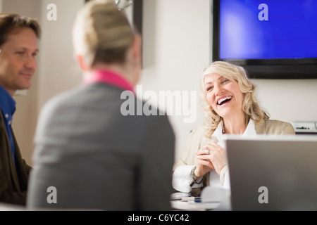 Geschäftsleute im Gespräch im Büro Stockfoto
