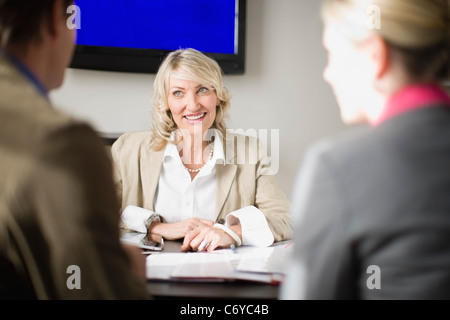Geschäftsleute im Gespräch im Büro Stockfoto