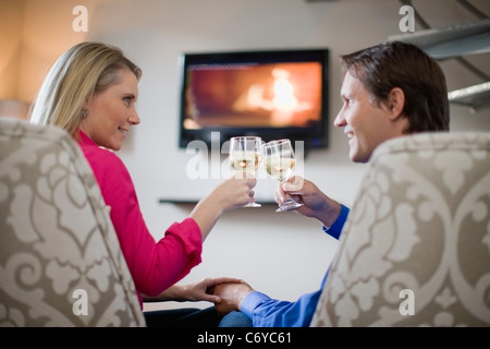Paar, toasten einander Stockfoto