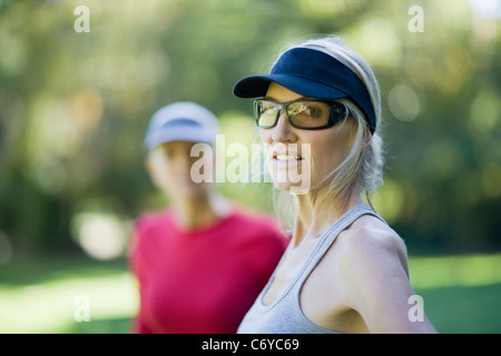 Frau zu Fuß im freien Stockfoto