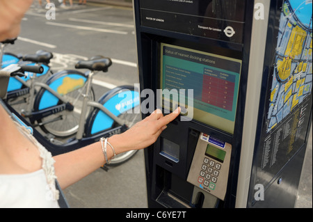 Zyklen für Verleih von Barclays Bank in London City Centre UK gesponsert. Die Fahrräder, die von Boris Johnson eingeführt wurden Stockfoto