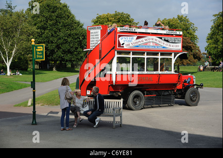 Oldtimer Bus Nummer 11 aus der Sammlung des National Motor Museum in Beaulieu in Hampshire, England Stockfoto