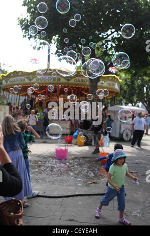 Luftblasen, weht in der Luft auf Sommertag an der South Bank in London UK Stockfoto