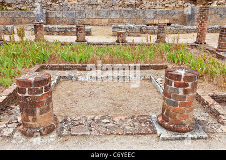 Säulenhalle mit gemauerten Säulen im Haus der Skelette Villa in Conimbriga, Ruinen die am besten erhaltene römische Stadt in Portugal. Stockfoto