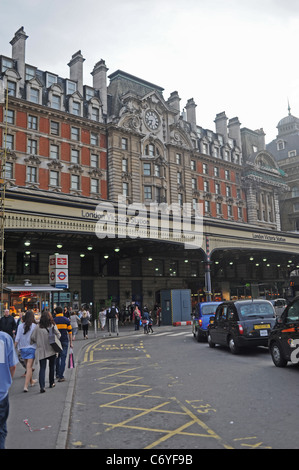 Außerhalb des Londoner Victoria Railway Station mit Taxis außerhalb Großbritanniens Stockfoto