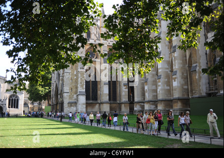 Touristen gehen um das äußere der Westminster Abbey in London UK Stockfoto