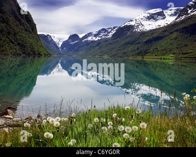 Berge und See mit Reflexion. Stockfoto