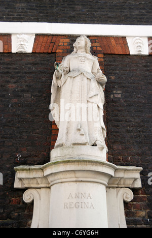 Statue von Königin Anne in Queen Anne es Tor, Westminster SW1, London, England Stockfoto