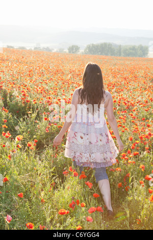 Frau, die im Bereich der Blumen Stockfoto