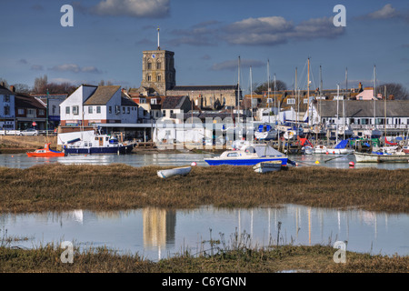 Blick auf Fluss Adur, Church of St Mary de Haura und Shoreham Stadt, West Sussex Stockfoto