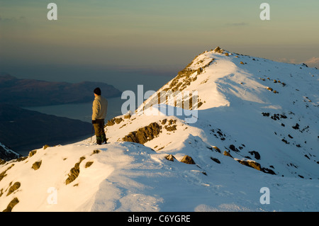 Walker (Bergsteiger) auf dem Gipfel Grat des Blaven (928 m), Blick nach Norden, in den Cullins Bergen Stockfoto